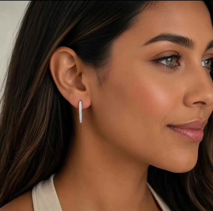 video Modelo usando Aretes Huggie de Plata 925  con piedras brillantes, diseño elegante y moderno para uso diario, TuOro.