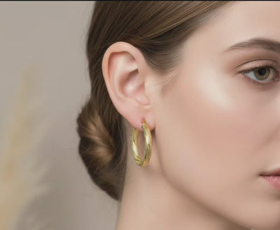  video mostrando aretes redondo en la oreja de una modelo 