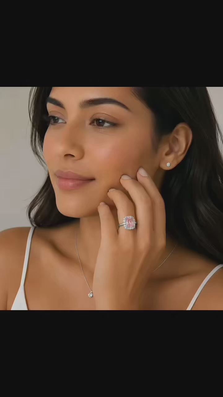 video de modelo mostrando el anillo en la mano 