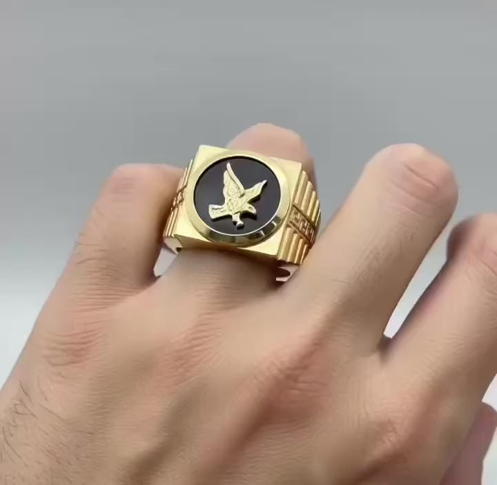 Video corto de Anillo sello de Oro 14K para hombre mostrado en la mano para referencia de tamaño y estilo, TuOro