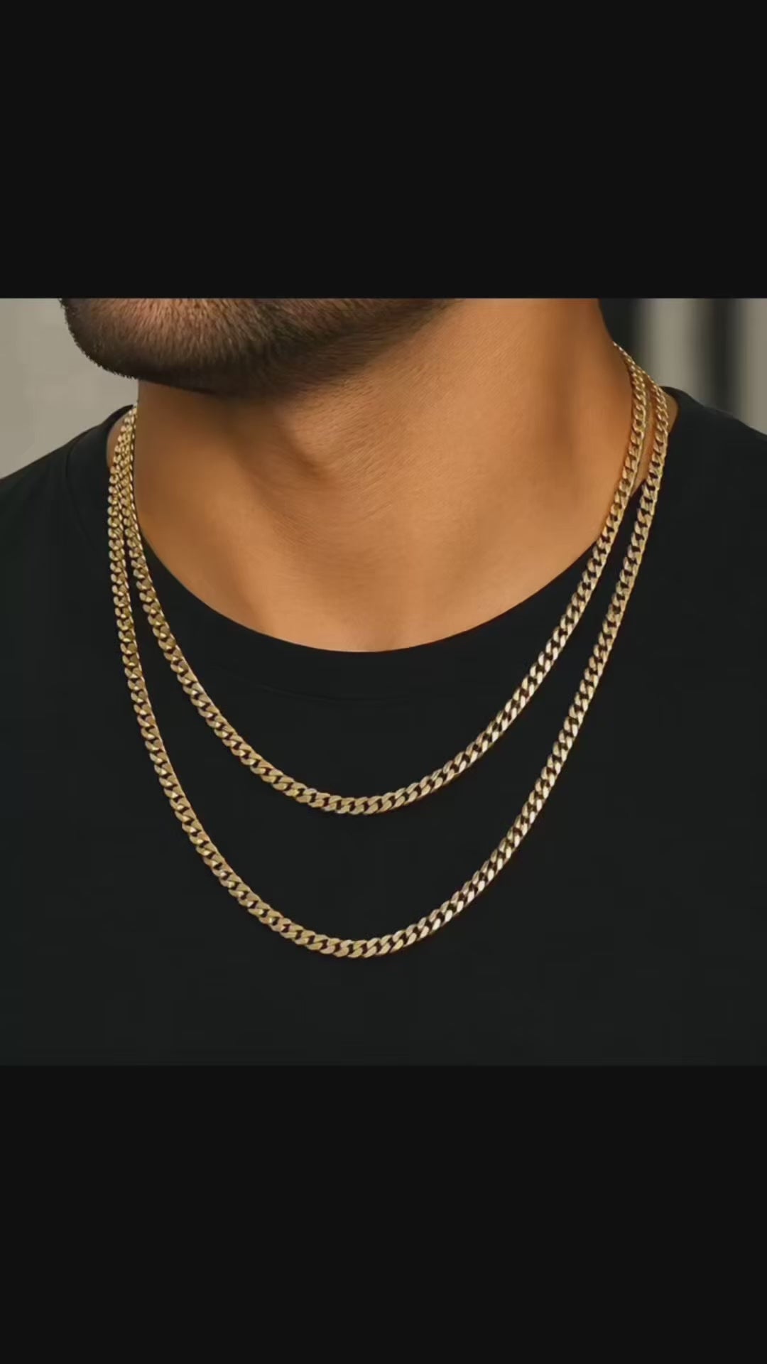 Video corto de Hombre joven luciendo dos cadenas Cuban Link de oro 10K TuOro en diferentes largos sobre camiseta negra.