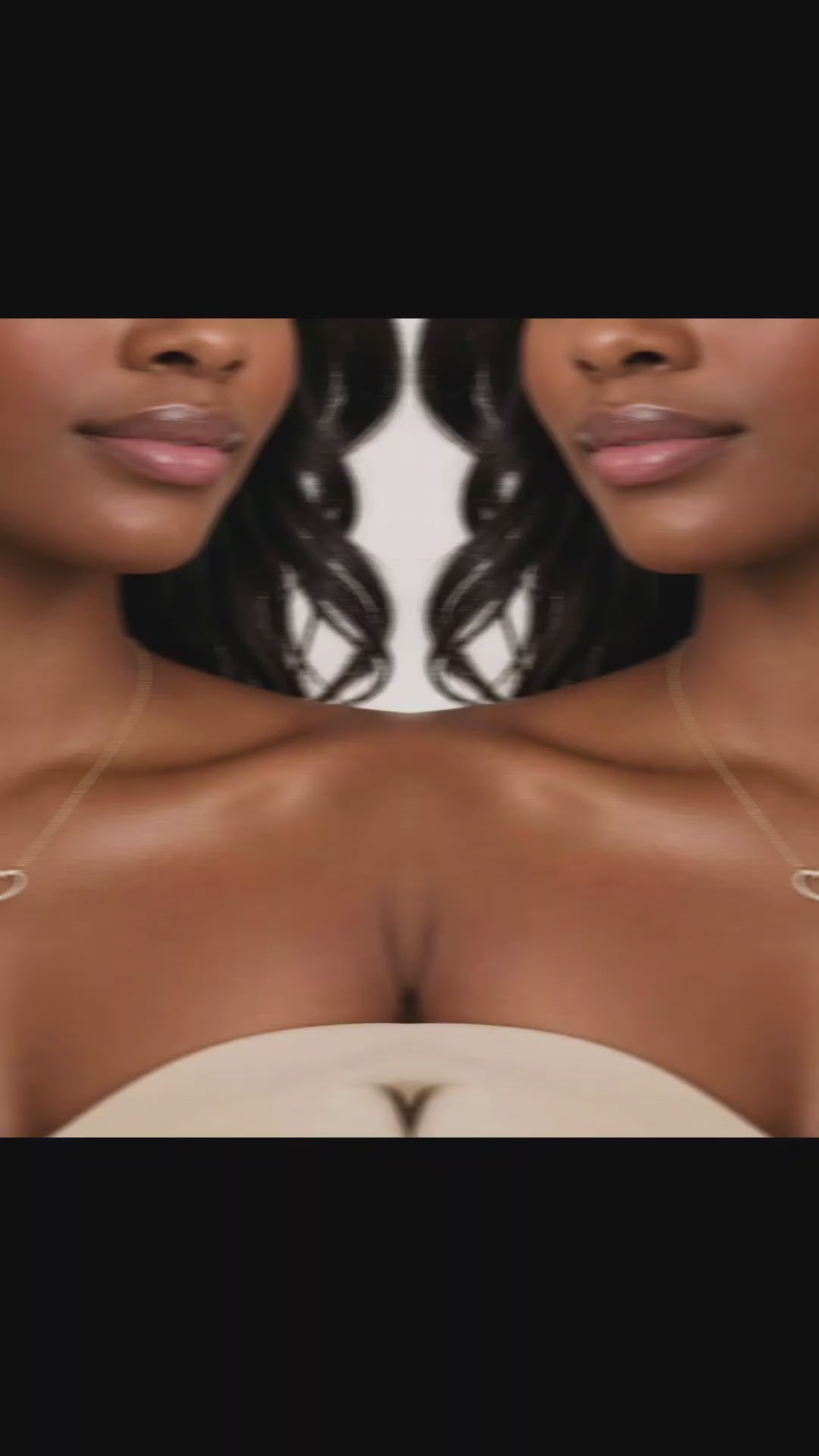 video de una modelo mostrando puesto en el cuello una cadena 