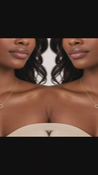 video de una modelo mostrando puesto en el cuello una cadena 