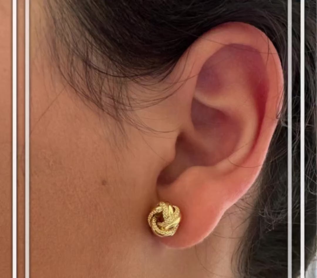 Video corto mostrando Nudo del Amor en oro 14K de 9 mm. TuOro.

