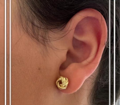 Video corto mostrando Nudo del Amor en oro 14K de 9 mm. TuOro.
