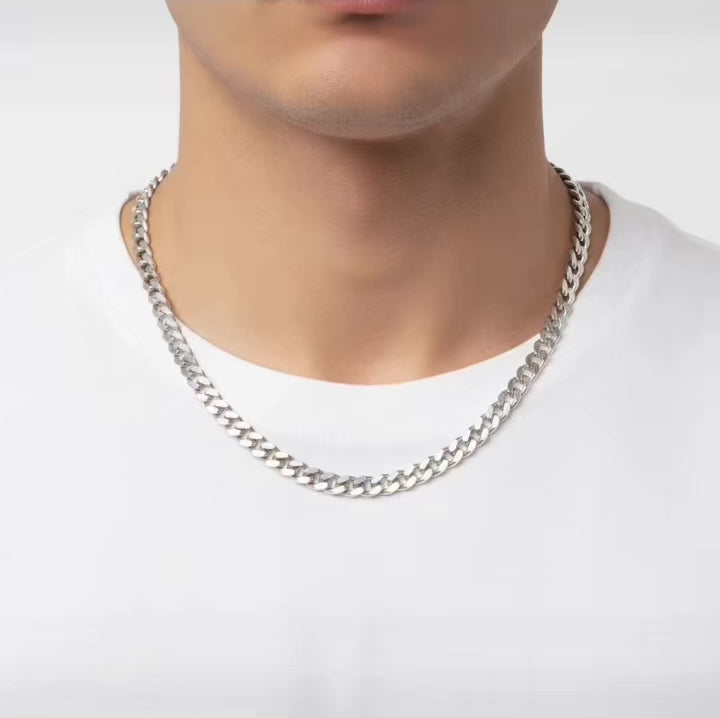 Video Corto de Modelo usando cadena Cuban Link sólida de Plata 925 de 4 mm con acabado pulido y estilo clásico, TuOro.