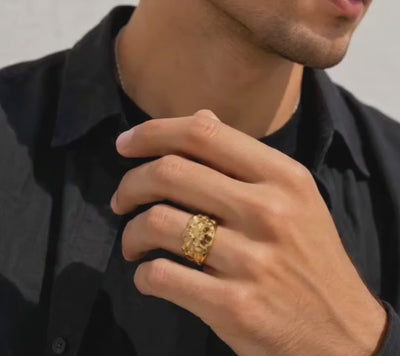 video mostrando anillo puesto en la mano de un hombre 