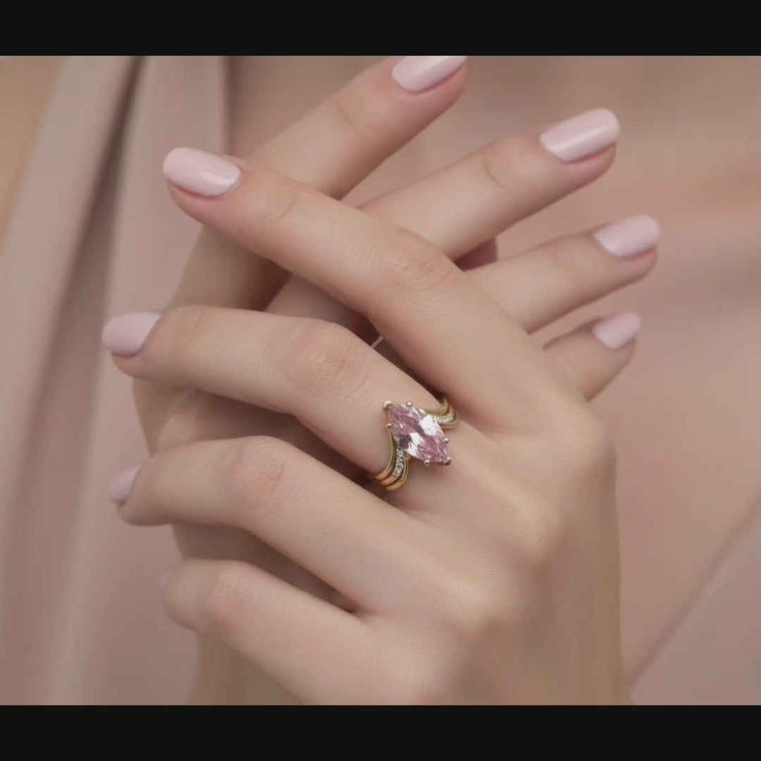 Video corto de anillo de compromiso corte Marquesa con una Zirconia Cubica de 14x7mm mostrado por modelo. TuOro.