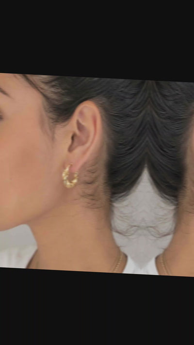 video de una modelo mostrando puesto en la oreja una argolla 