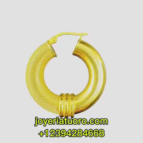 Presentación en video de argollas de oro 14K con diseño mixto satinado y liso de 6 mm, mostrando detalles de una argolla y luego las tres juntas – Joyería TuOro