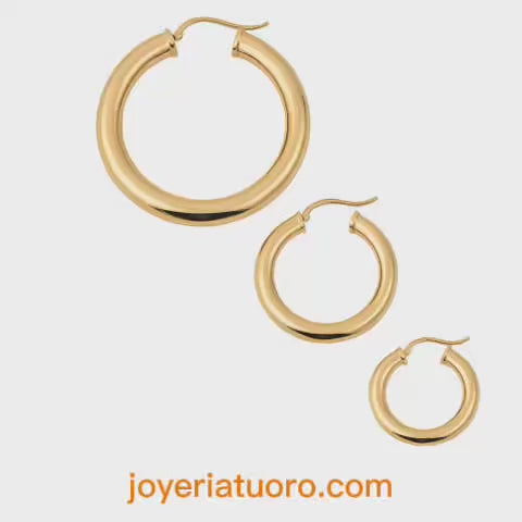 Video de argollas lisas de oro 14K con acabado espejo – Se muestran las tres medidas disponibles (25 mm, 32 mm y 39 mm) y una toma con la argolla puesta en oreja

