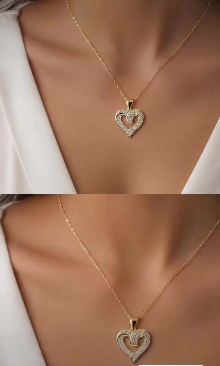video Mujer elegante luciendo dije de corazón en Plata 925 dorada con circonias y cadena dorada fina - TuOro