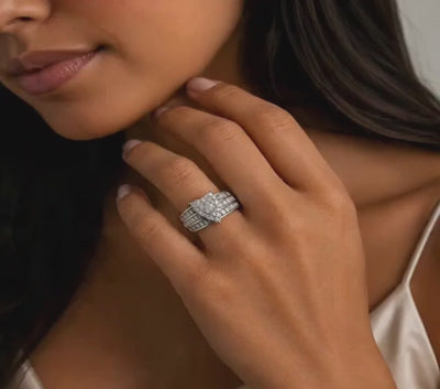 video de modelo mostrando el anillo en la mano 