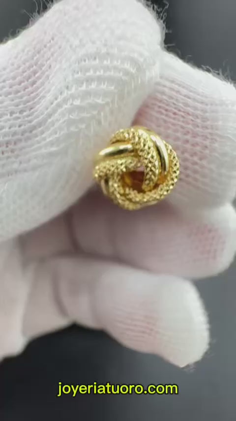 Video corto mostrando Nudo del Amor en oro 14K de 9 mm. TuOro.

