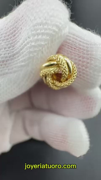 Video corto mostrando Nudo del Amor en oro 14K de 9 mm. TuOro.

