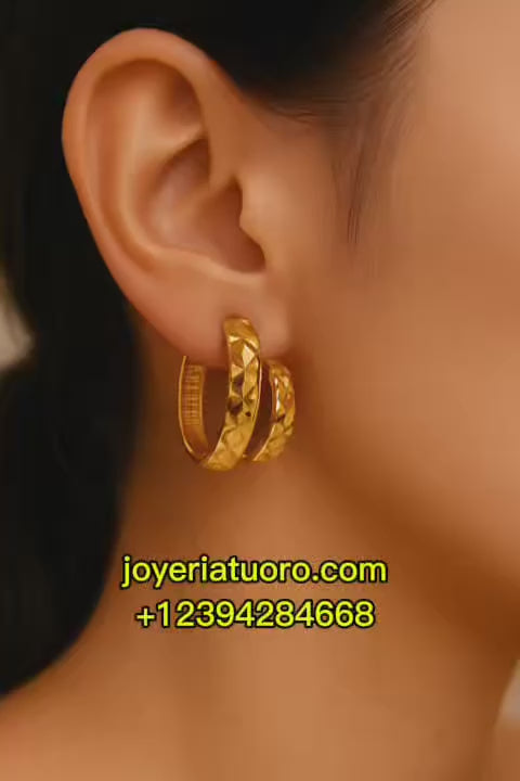 Video promocional de aretes huggie cortos en oro 14K, incluye vista de diseño, brillo real y proporción en oreja

