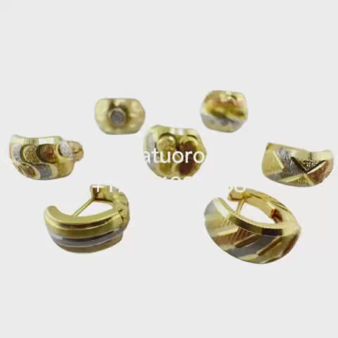 Video de aretes cortos en oro 14k con cierre de pin y clip de presión, mostrando sus diferentes diseños, grabados y acabados en alta calidad