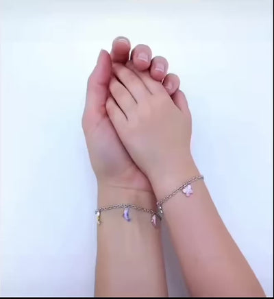 Video Corto de Pulsera en Plata 925 con dijes esmaltados usada en muñeca con dijes de mariposa y delfín esmaltados. TuOro.