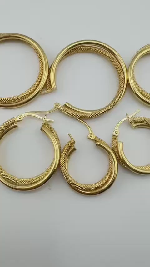 Video mostrando conjunto de argollas de oro 14K de doble aro, con acabado liso y satinado, en diferentes tamaños – Joyería TuOro

