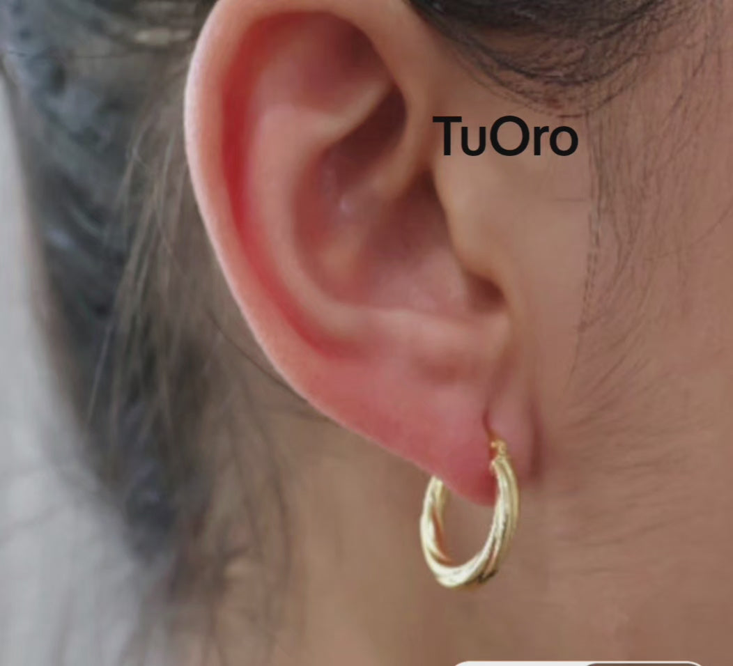 Video Corto de Argollas Torcidas Lisa de  Oro 14K 3 mm mostrando detalle en una modelo Tu Oro