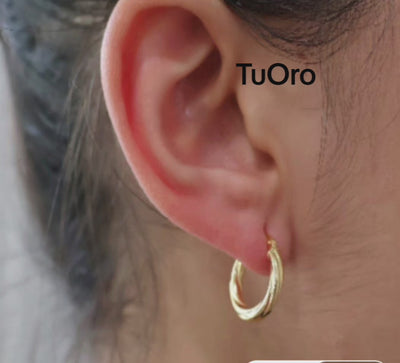 Video Corto de Argollas Torcidas Lisa de  Oro 14K 3 mm mostrando detalle en una modelo Tu Oro