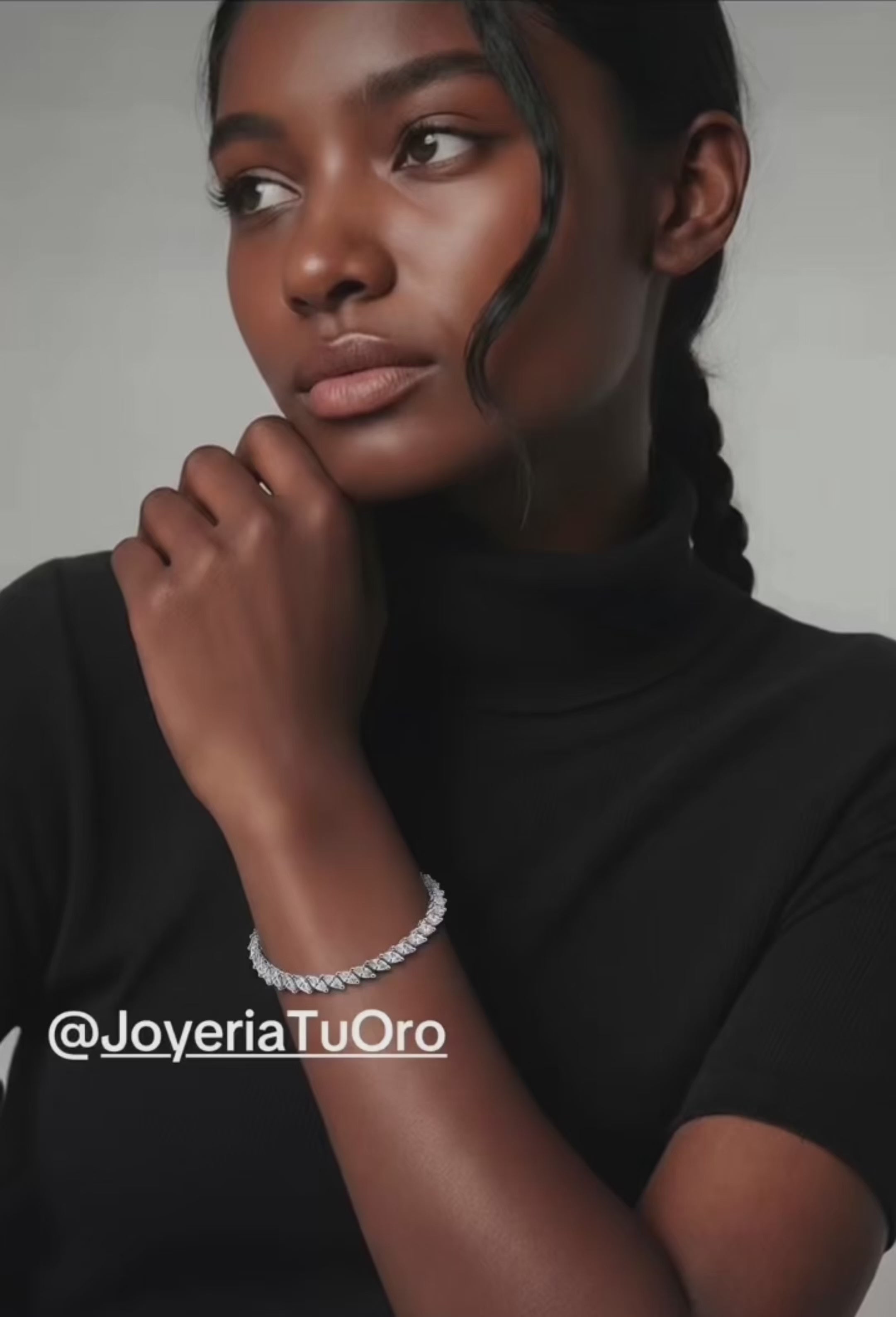 Video corto de Modelo usando Pulsera de circonias corte marquesa en Plata 925 de 4 mm de TuOro con brillo elegante y diseño sofisticado.