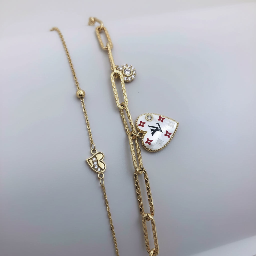 Detalle de pulsera en Oro 14K con dije de corazón y eslabones decorativos TuOro