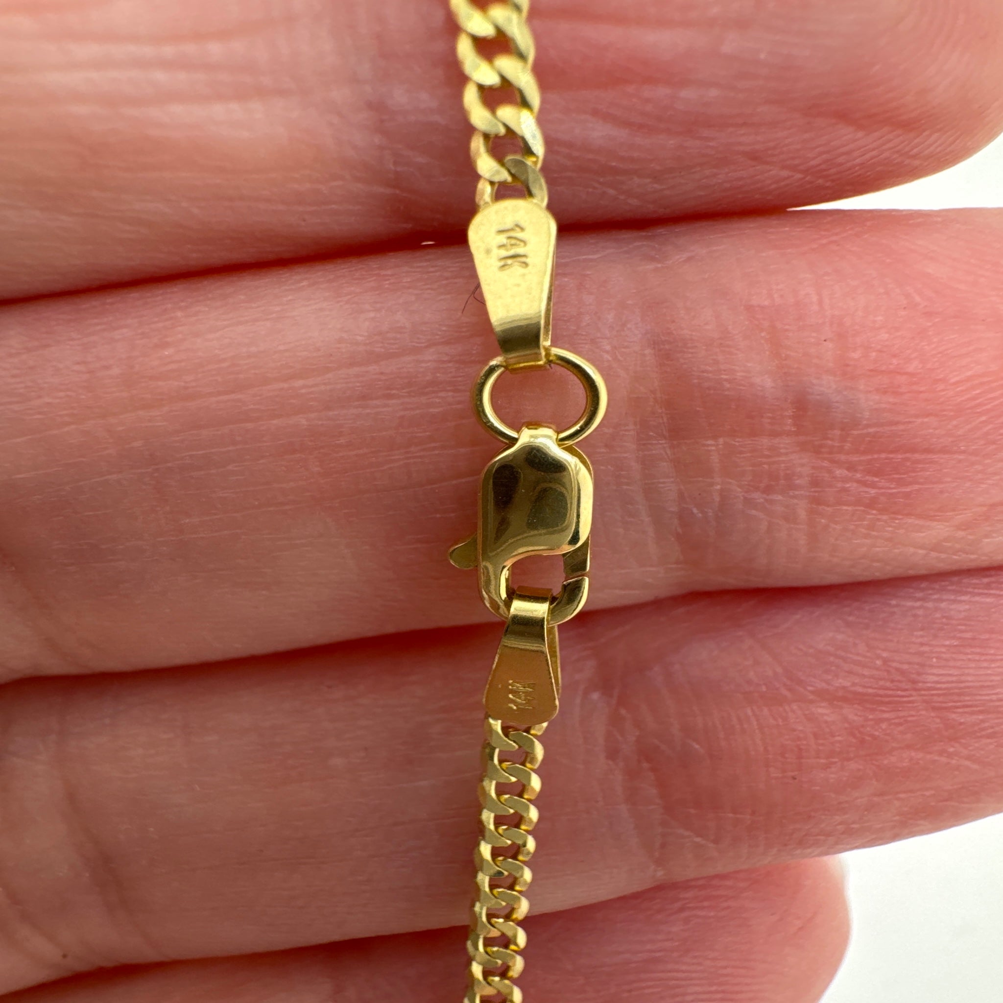 Detalle del broche y sello 14K de la Pulsera Cubana Italiana en Oro 14K 2 mm de TuOro