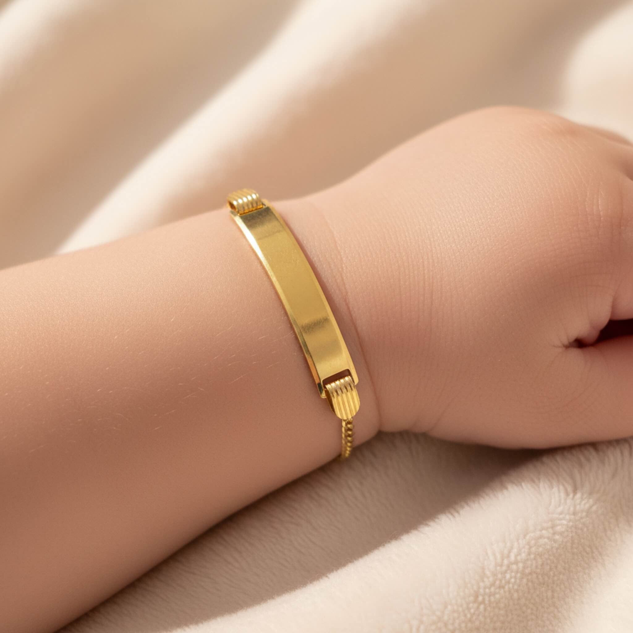 Pulsera Cubana Italiana en Oro 14K 2 mm colocada en la muñeca mostrando su diseño fino y cómodo de TuOro