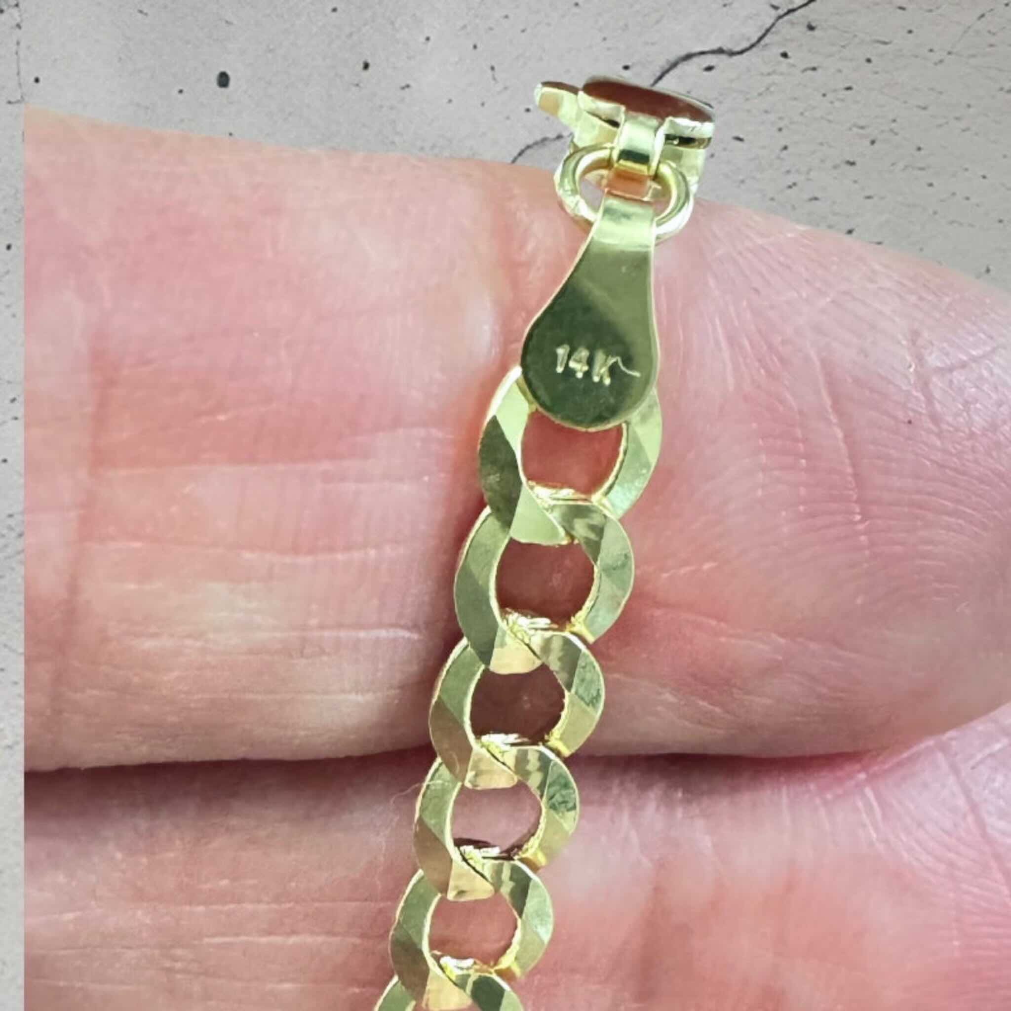 Detalle del cierre seguro en pulsera cadena cubana italiana de Oro 14K con placa. TuOro.