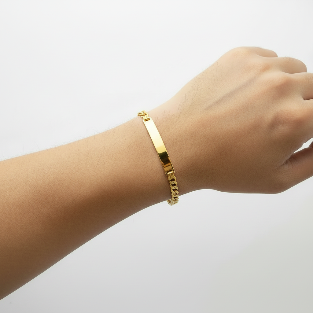 Pulsera Cubana Italiana en Oro 14K con placa central grabable colocada en la muñeca, joya elegante y personalizable de TuOro.