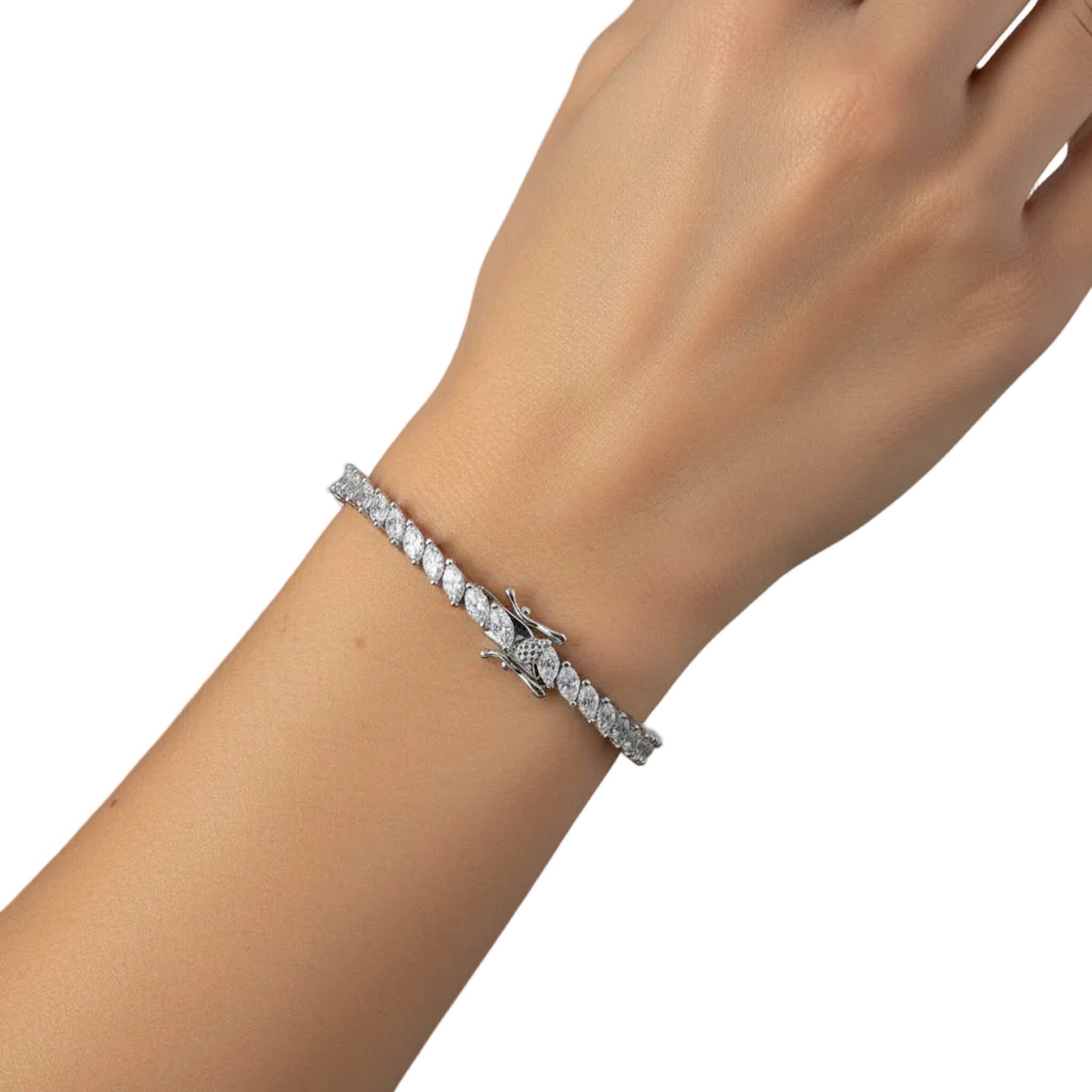 Pulsera de circonias corte marquesa en Plata 925 de 4 mm de TuOro usada en mano con estilo elegante y moderno.