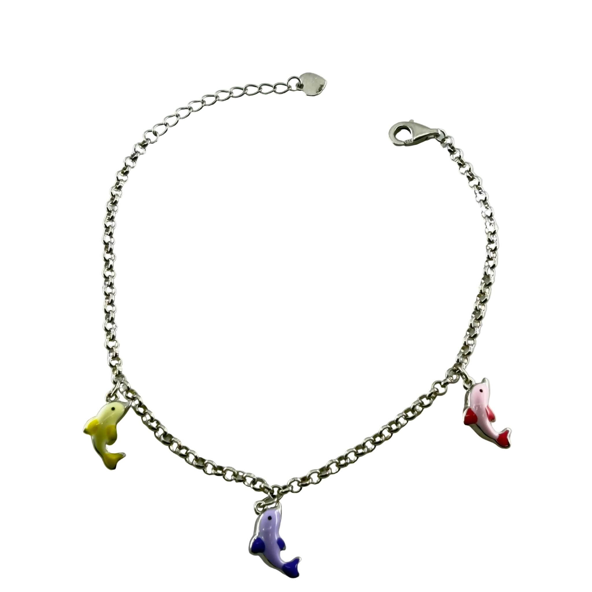 Pulsera en Plata 925 con dijes esmaltados de delfines en colores amarillo, rosa y morado sobre fondo blanco · TuOro