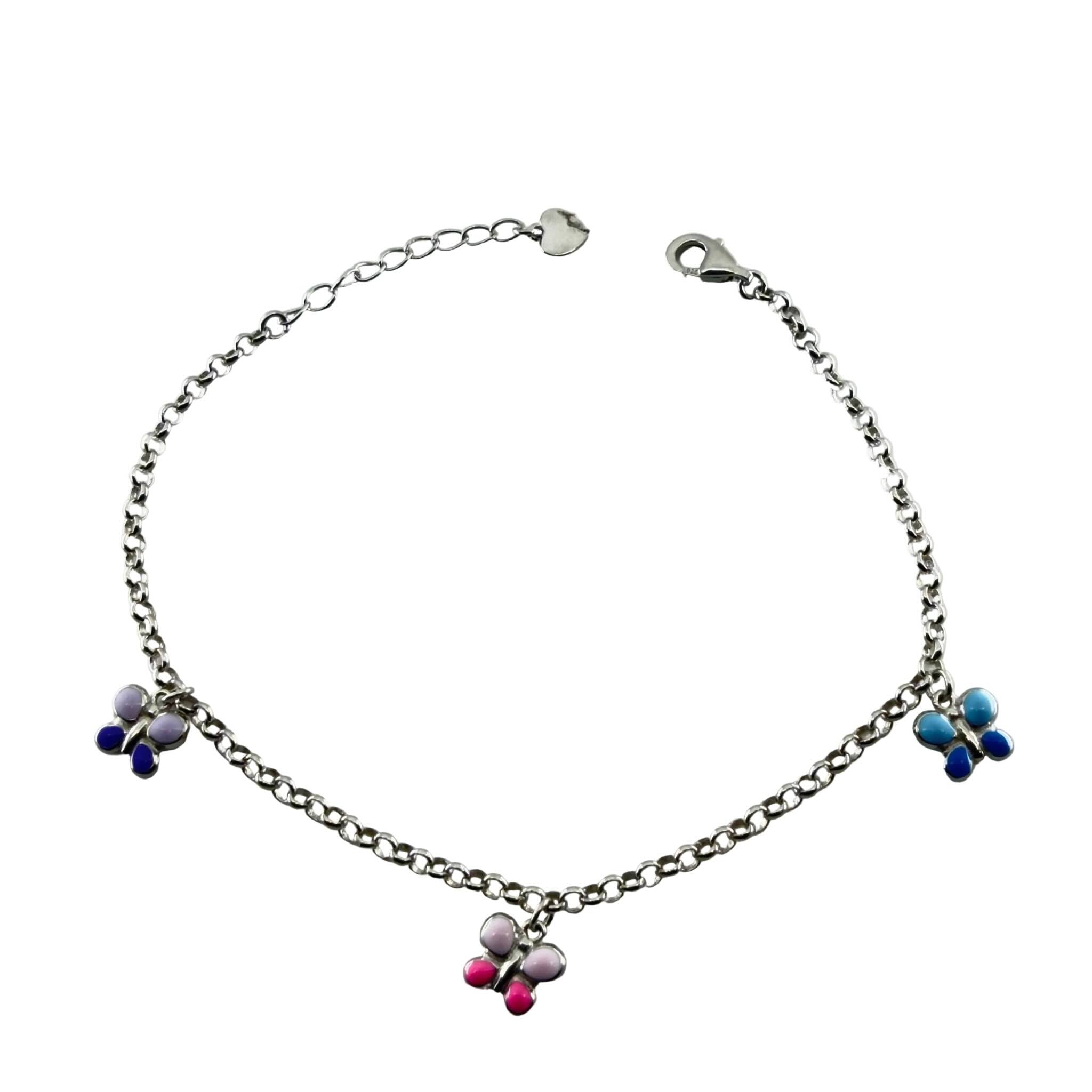 Pulsera en Plata 925 con dijes esmaltados de mariposas en colores azul, lila y rosa sobre fondo blanco · TuOro