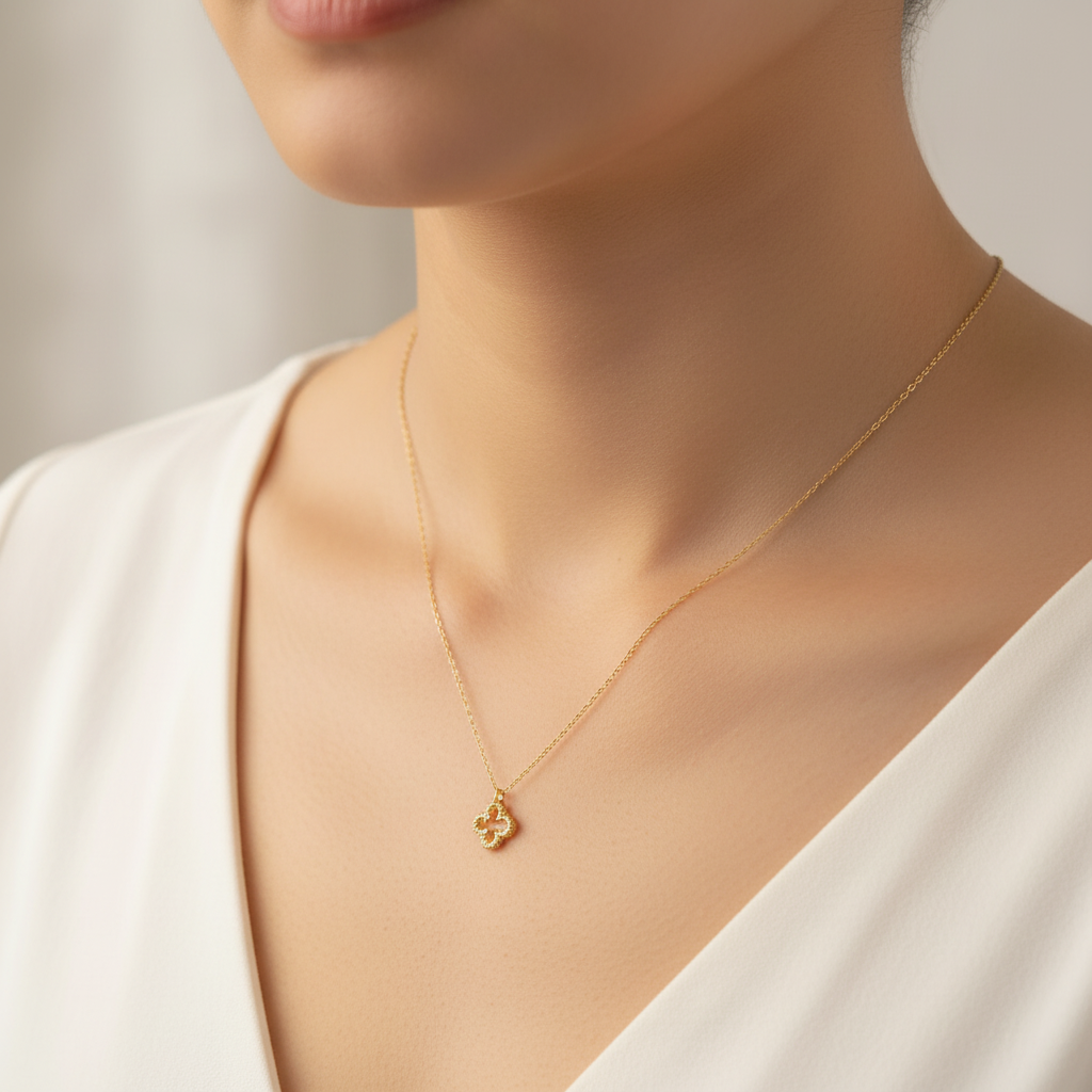 Collar tipo hilo en Oro amarillo 18K con dije de trébol 💛✨