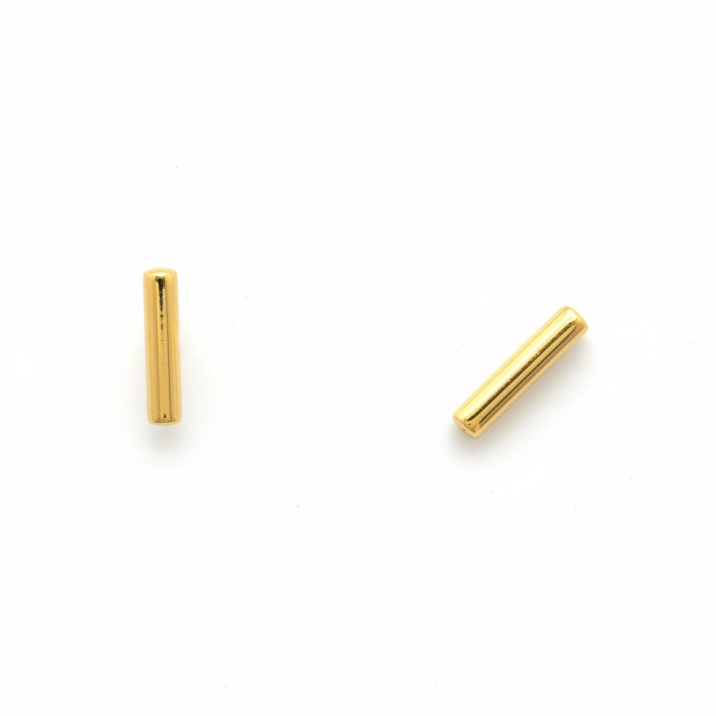 Aretes barra en oro amarillo 18K con cierre mariposa 💛✨