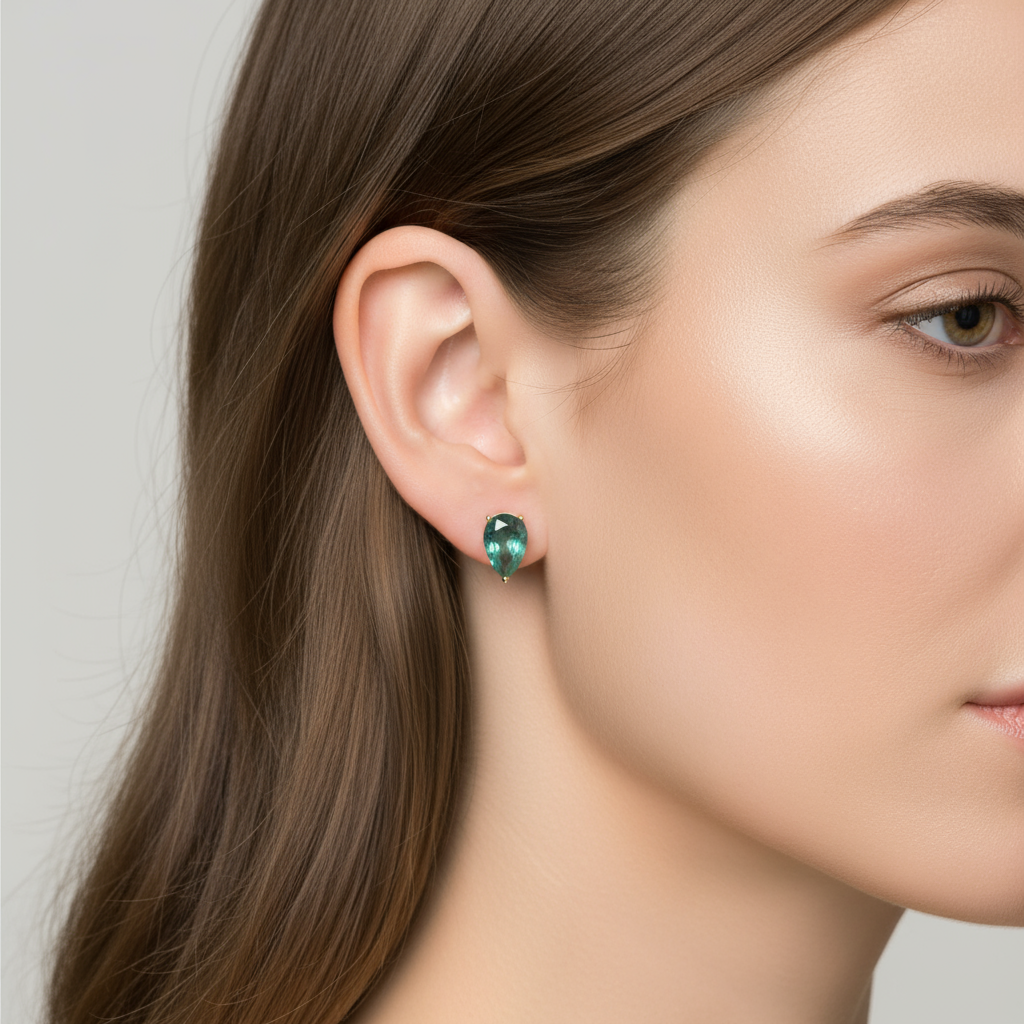 Aretes con esmeraldas en forma de gota en Oro amarillo 18K con cierre mariposa 💚✨