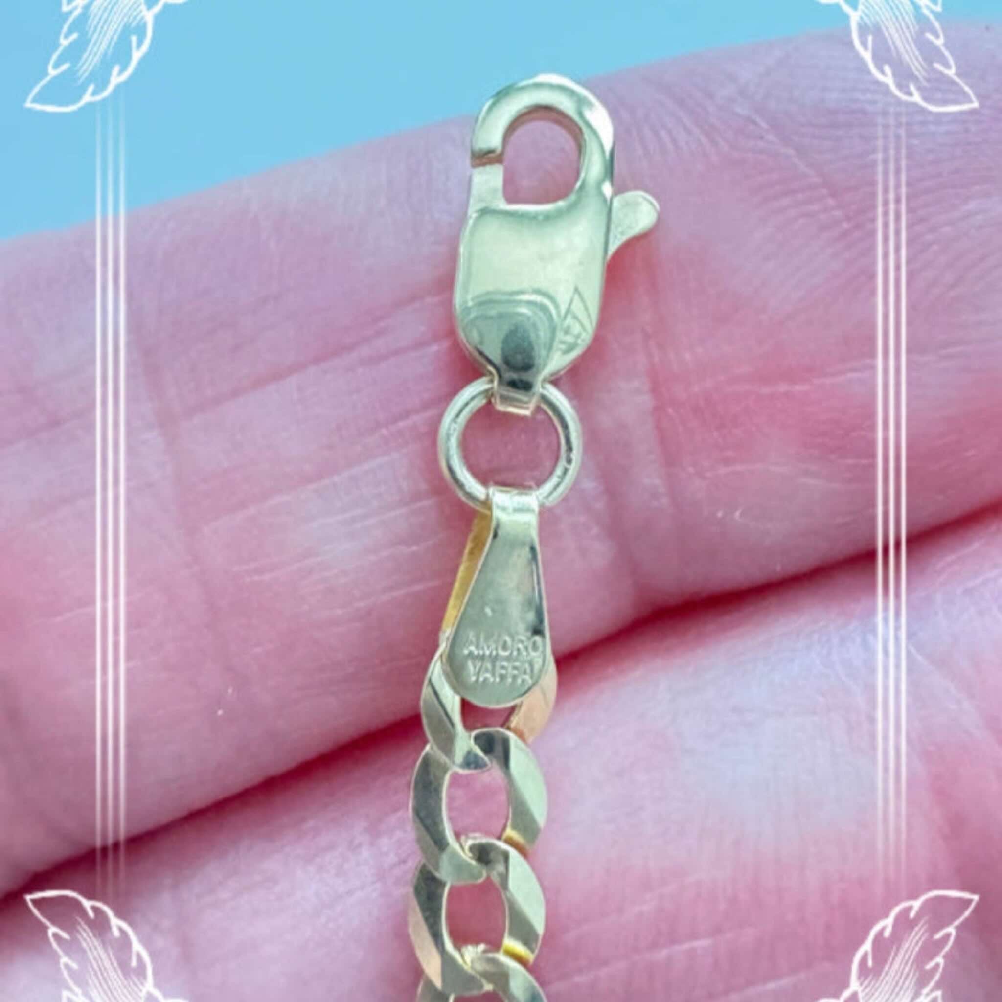 Detalle de tobillera en Oro 14K de Joyería TuOro sostenida en la mano, donde se aprecia su acabado fino y el brillo natural del Oro.
