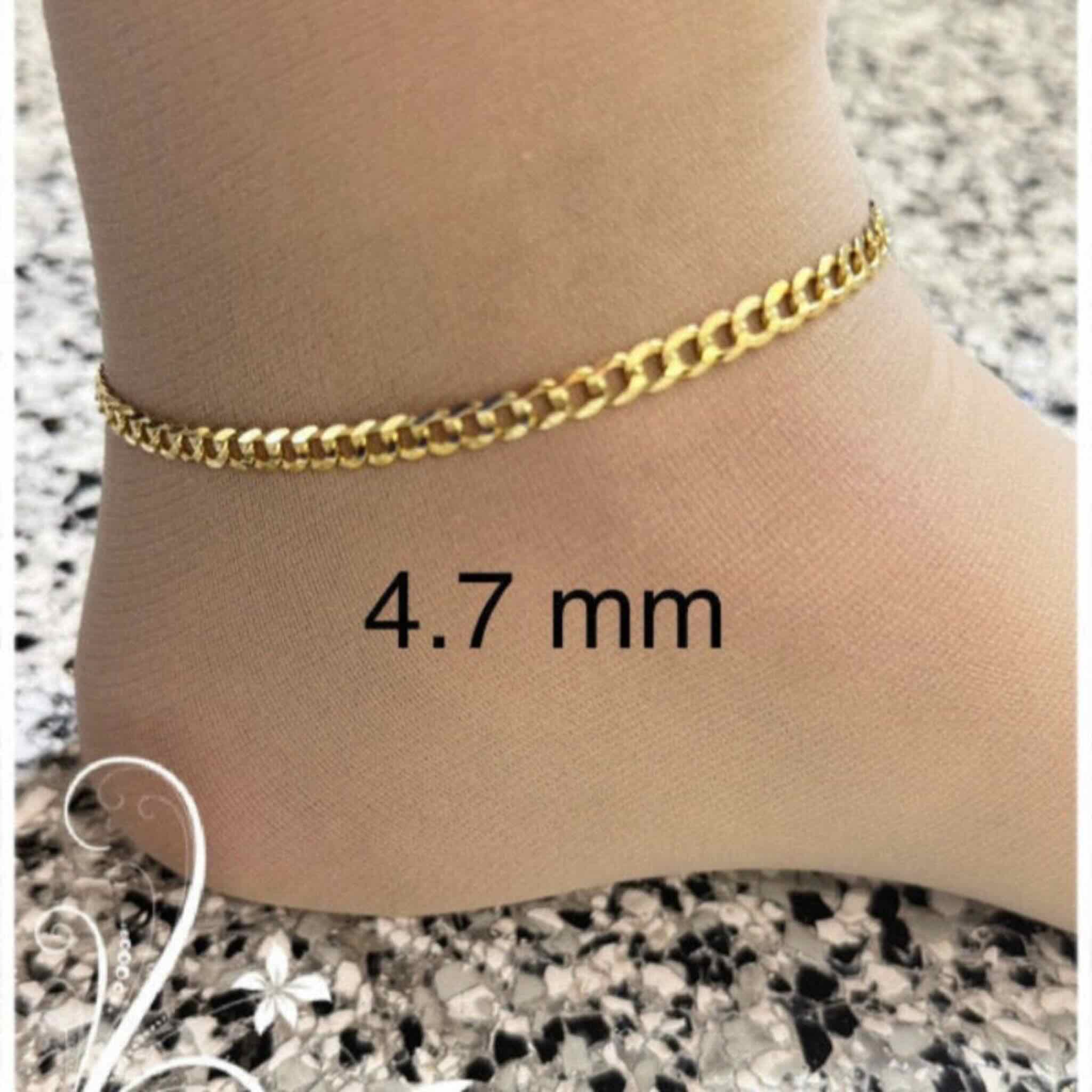 Tobillera cubano italiana de 4.7 mm en Oro 14K de Joyería TuOro puesta en el tobillo, mostrando su ajuste y estilo en uso real.
