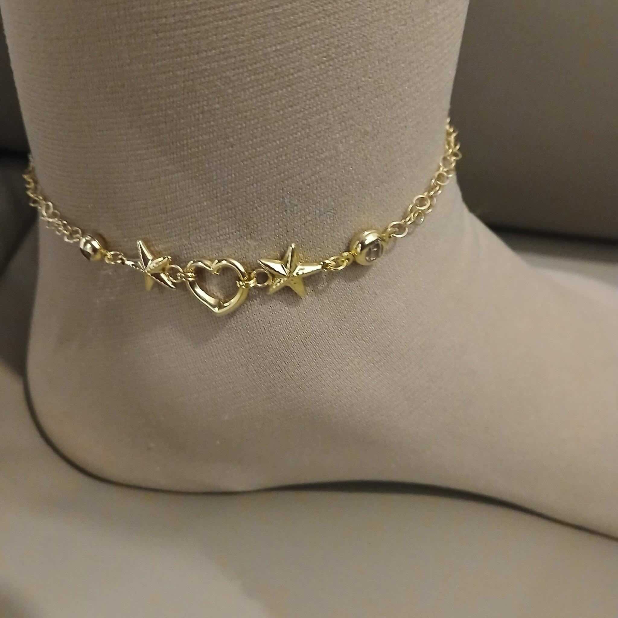 Tobillera en Oro 14K con dos estrellas y un corazón en cadena fina, diseño delicado y femenino de Joyería TuOro.